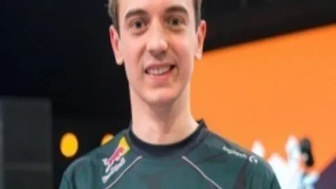 曼联对阵切尔西首发名单发布，约罗缺阵，卡里克临时代替中卫